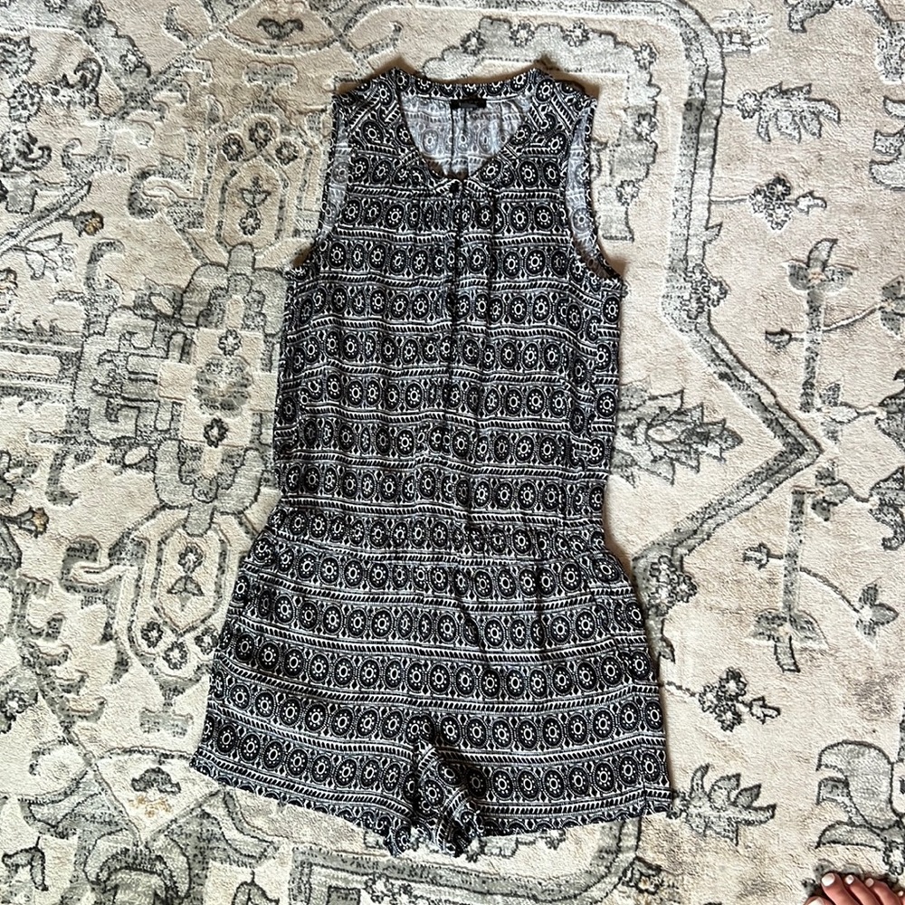 Summer black and white boho shorts romper Ann Taylor Loft size XXS